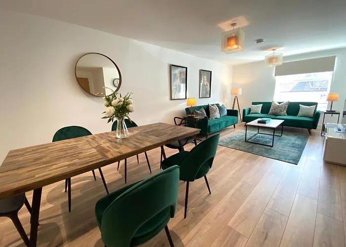 High Street Stylish City Centre Apartment, 2 Bed